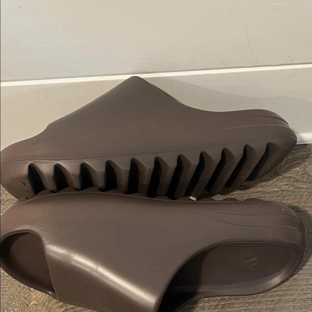 ADIDAS YEEZY SLIDES  - Dark Brown - MEN'S SIZE 8 - Picture 5 of 9